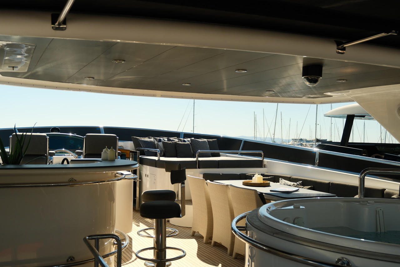 Flybridge einer Yacht mit Bar, Essplatz und Whirlpool