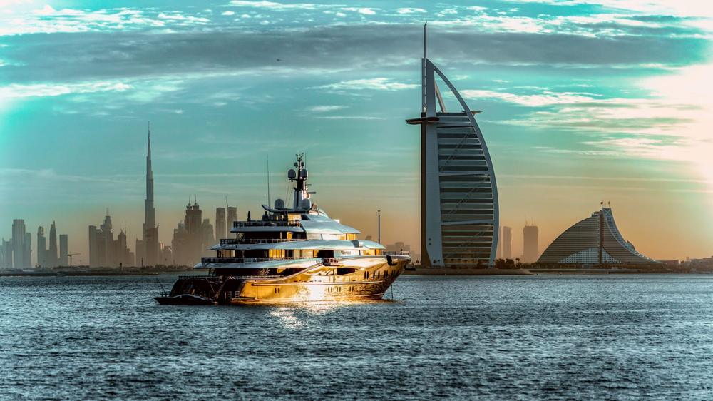 Superyacht vor dem Burj Al Arab, Dubai