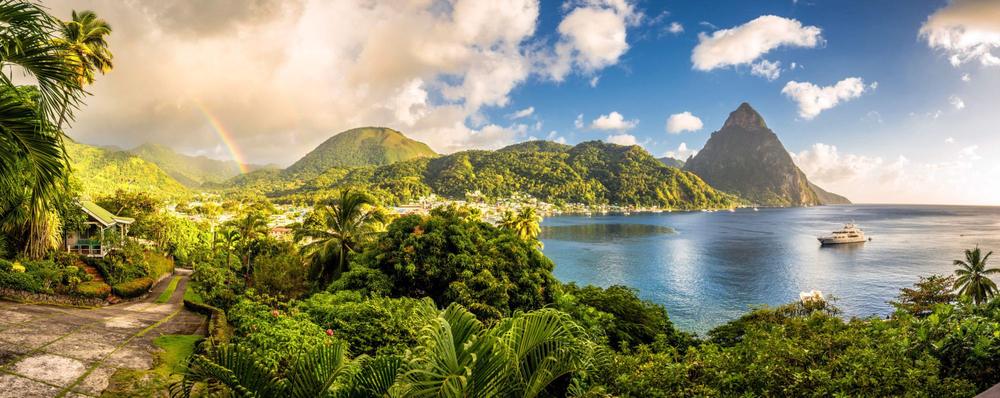 St. Lucia mit Yacht in der Bucht, Karibik
