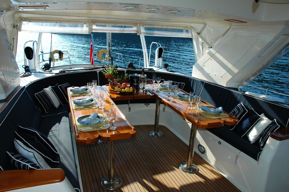Gedeckter Tisch an Deck einer Segelyacht
