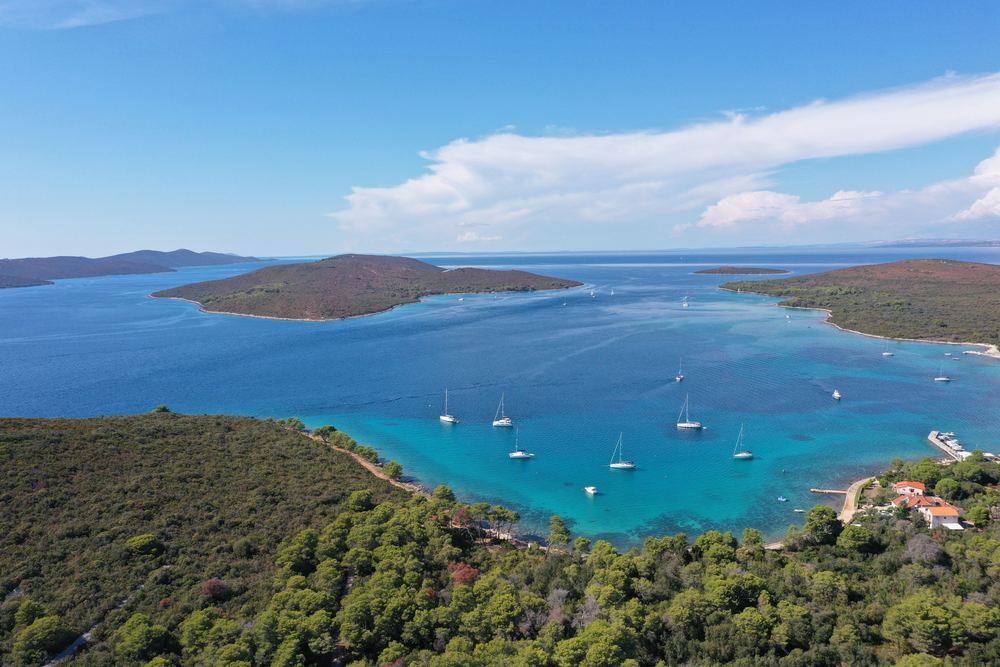 Kroatische Inseln dicht beieinander, in der Bucht ankern Segelyachten