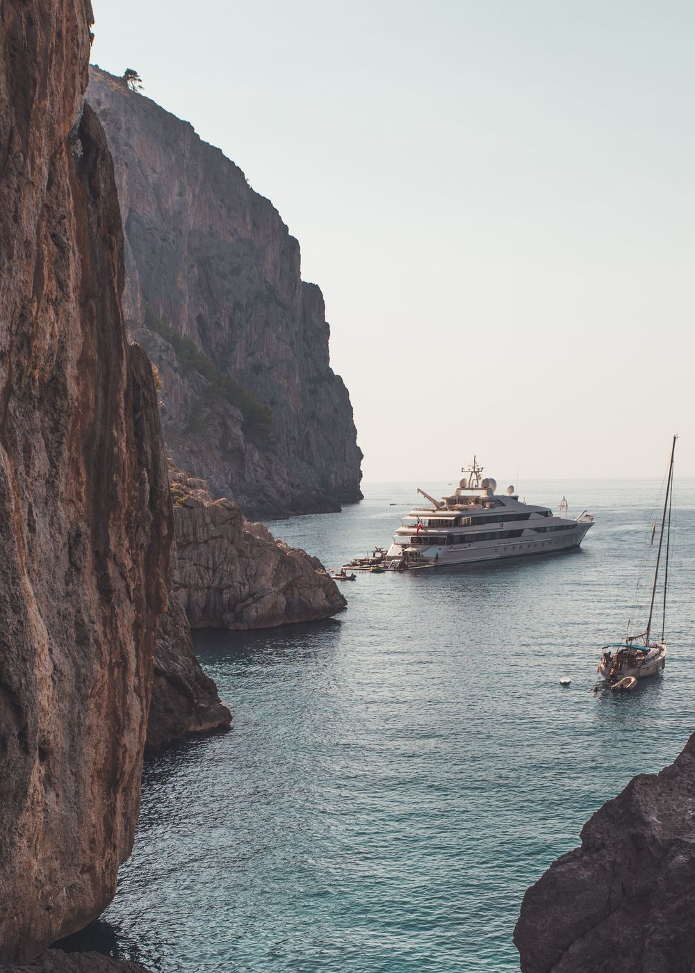 Große Motoryacht vor Anker in einer Felsbucht auf Mallorca