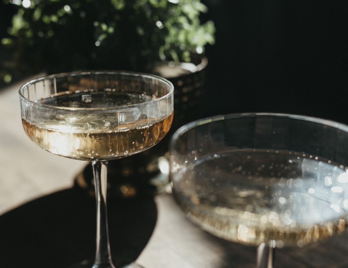 Champagnerschalen im Sonnenlicht