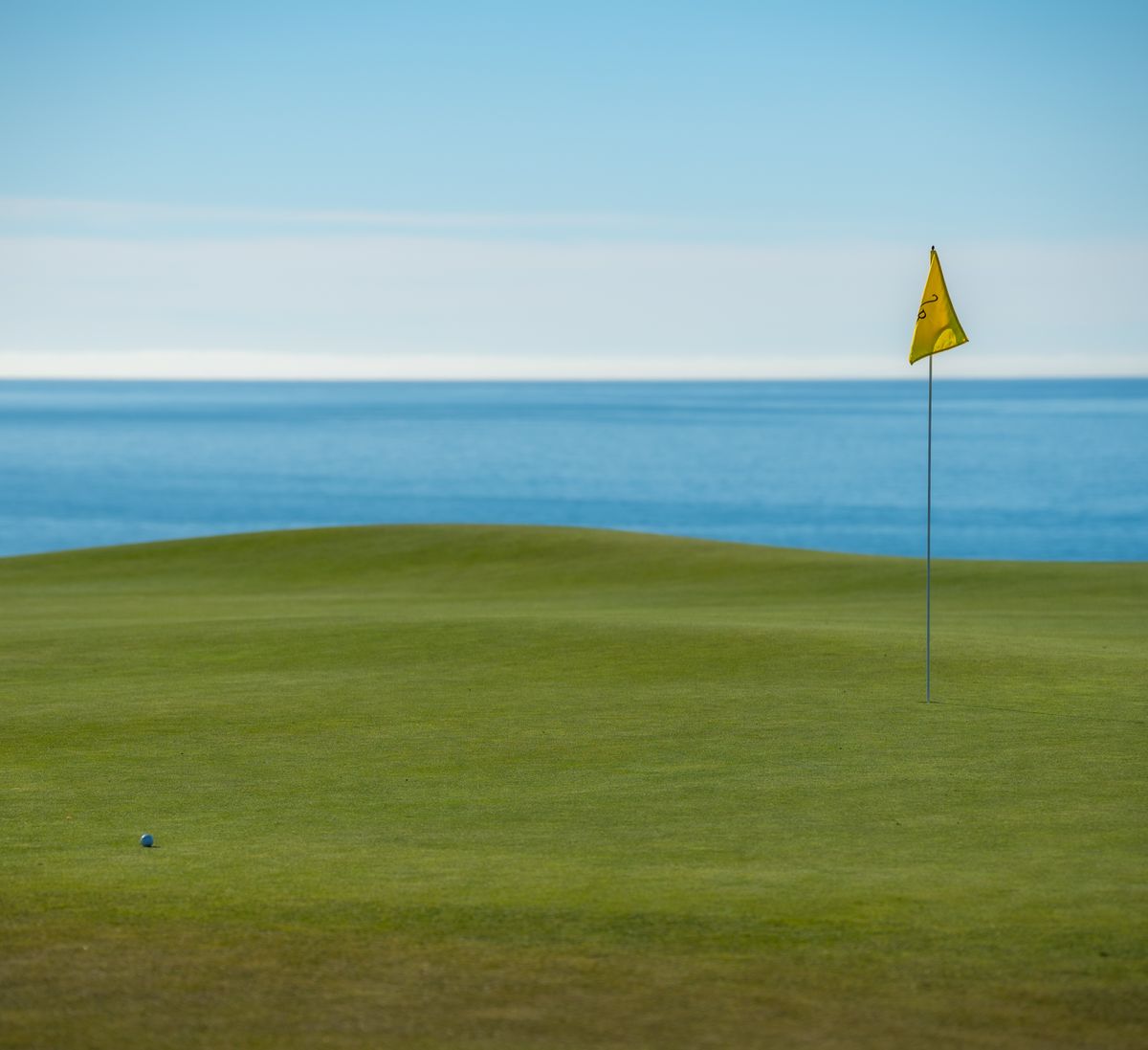 Golfplatz mit Blick aufs Meer