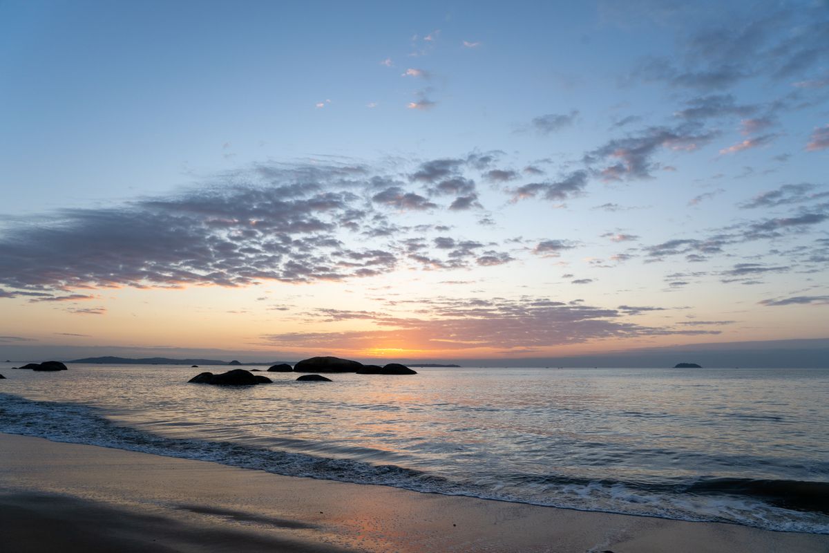 Sonnenaufgang über ruhigem Meer